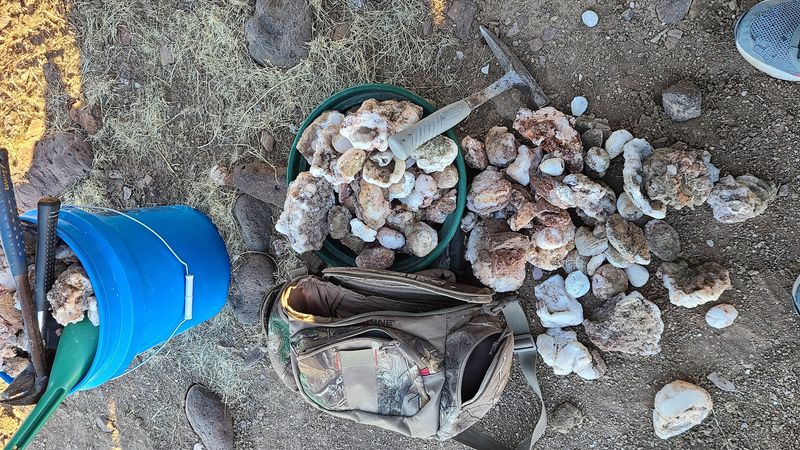 This Free Arizona Rockhounding Area Is A Treasure Hunt For Anyone Willing To Dig - Decor Hint Collecting Rules Worth Remembering