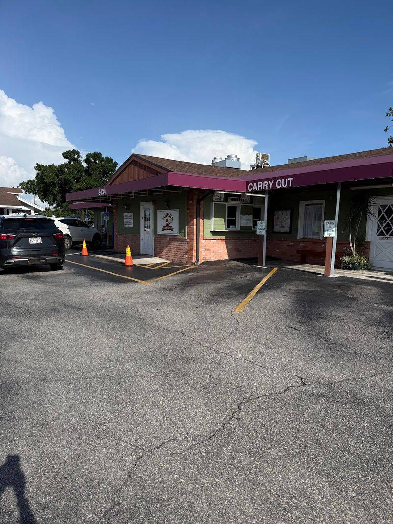 This Amish Kitchen In Florida Bakes More Than Twenty Kinds Of Pie Every Morning - Decor Hint Hours, Parking, and Practical Details Worth Knowing