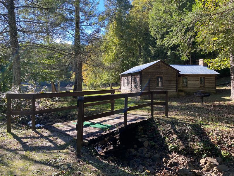 You Can Hike Past 350-Year-Old Trees And Towering Sandstone Bluffs On This Secret Kentucky Trail - Decor Hint The Camp That Guards A 350-Year-Old Forest