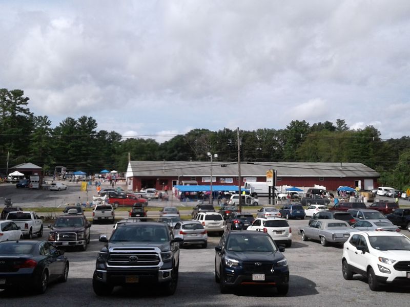 You Could Easily Lose A Whole Day At This Gigantic Flea Market In Massachusetts - Decor Hint Thirteen And A Half Acres Of Pure Temptation