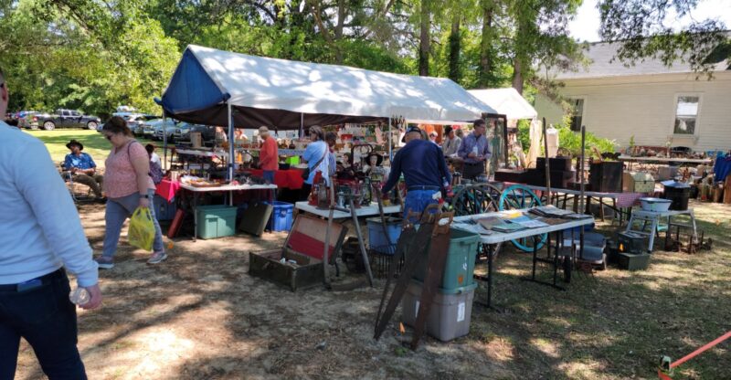 More Than 100 Vendors Take Over This North Carolina Town For A Huge Antique Fair