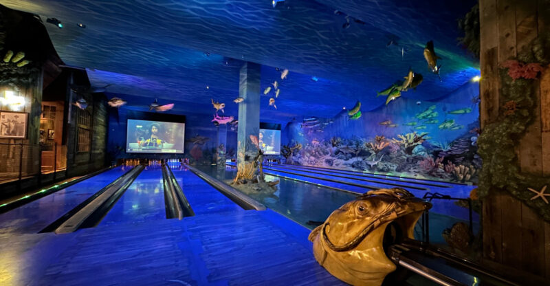 This Tennessee Bowling Alley Feels Like You’Re Playing At The Bottom Of The Sea