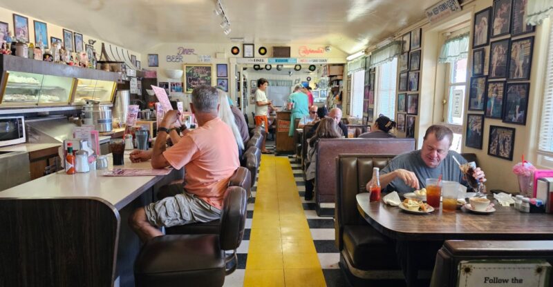 12 Small-Town California Diners Perfect For Warming Up After A Crisp Fall Morning Drive
