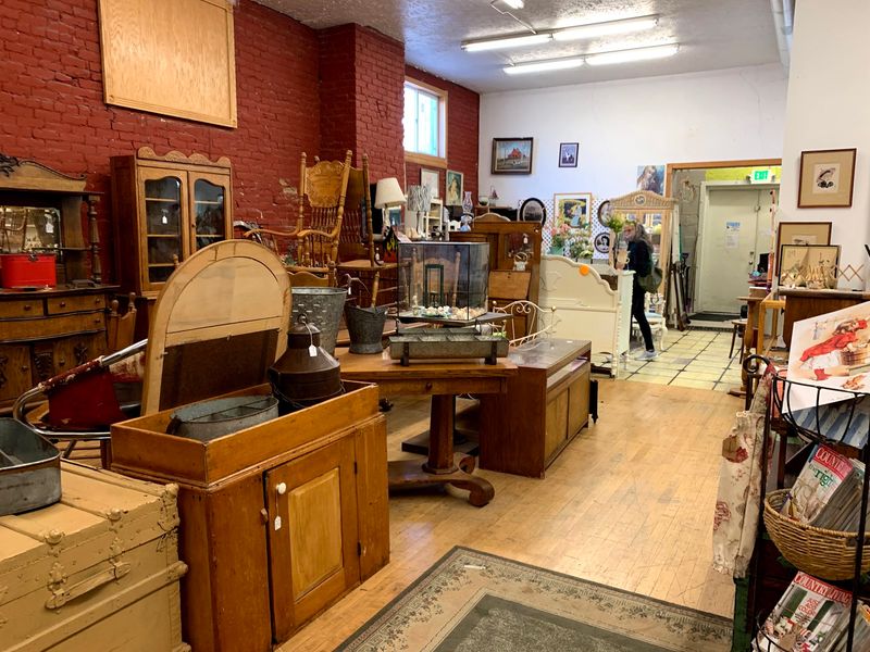6 Sprawling Idaho Flea Markets Where Vendor Tables Stretch Farther Than You Can See