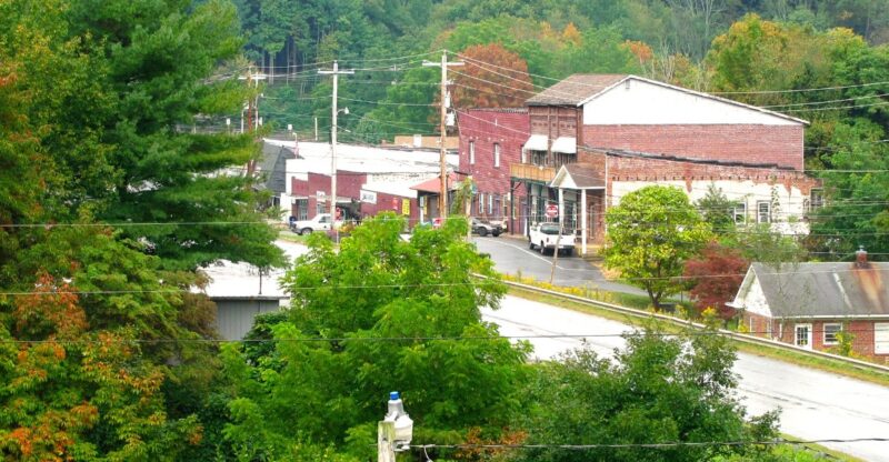 This Tiny North Carolina Mountain Town Sits Above 3,000 Feet And Turns Gorgeous Every Fall