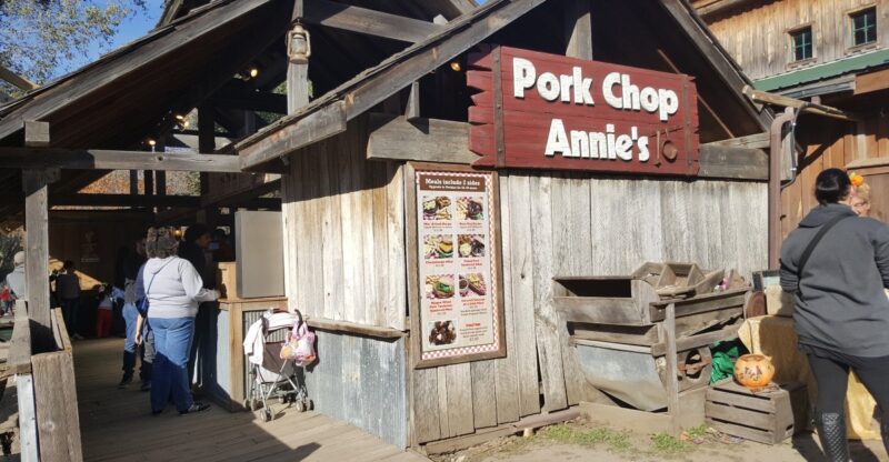 This Nebraska Farm Turns Fall Into Live Pig Races Families Line Up To Watch