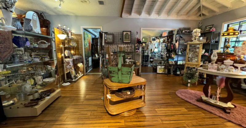 A Former Whistle Stop in Lutz Now Turns Out Treasures All Morning