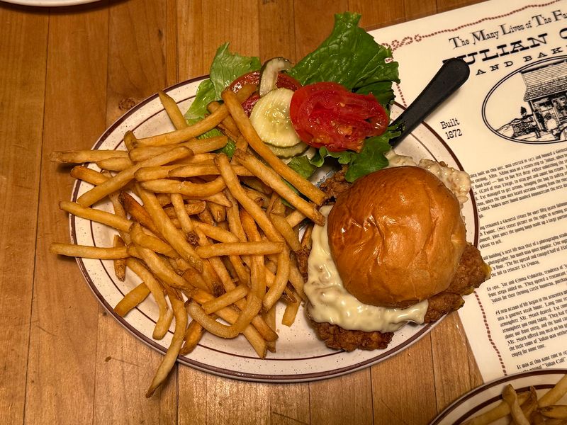 This Cozy California Cafe Serves One Of The Most Famous Apple Pies In The State - Decor Hint mA4Cp swdoI6czlN - Decor Hint