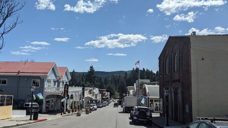Nevada City: Broad Street's Treasure Hunt