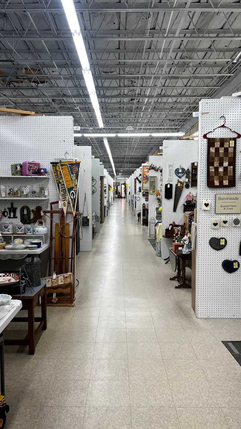Hidden Treasures Mall & Antiques, Loves Park