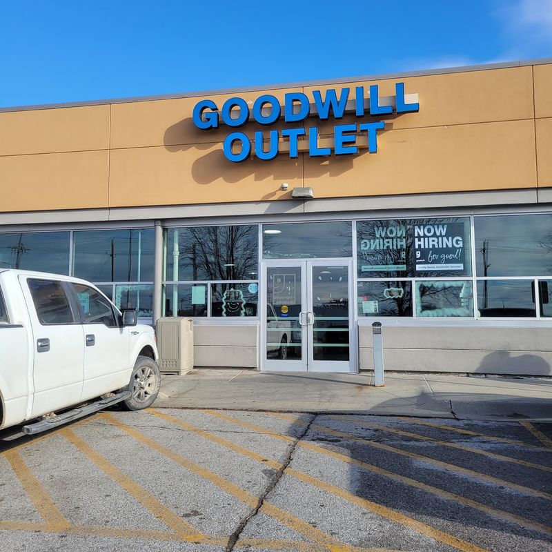 10 Giant Nebraska Thrift Stores Where Twenty-Five Dollars Still Fills Whole Bags With Finds - Decor Hint The Goodwill Outlet