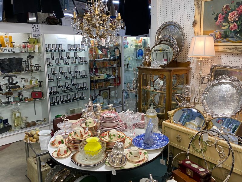 12 California Antique Stores We Ranked Among The Best For Vintage Finds - Decor Hint Sherman Oaks Antique Mall