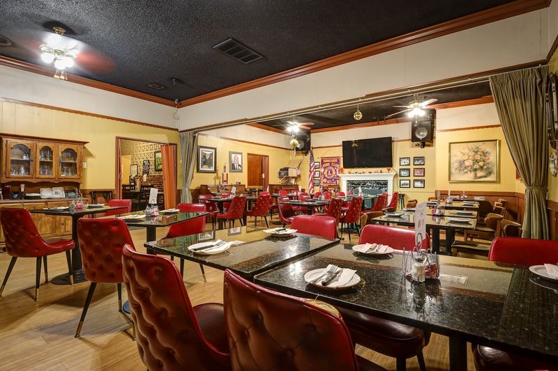 12 Old-School Italian Restaurants In Sacramento, California, Where Generous Portions Are Part Of The Tradition - Decor Hint Vince's Ristorante