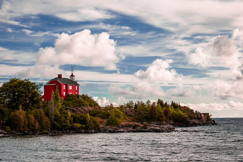 10 Scenic Lighthouses To See In Michigan On Your Next Great Lakes Road Trip - Decor Hint Marquette Harbor Lighthouse