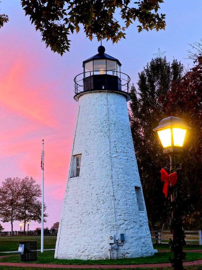 9 Retirement-Friendly Maryland Trips Centered Around Lighthouses And Harbor Walks - Decor Hint Concord Point Lighthouse, Havre De Grace
