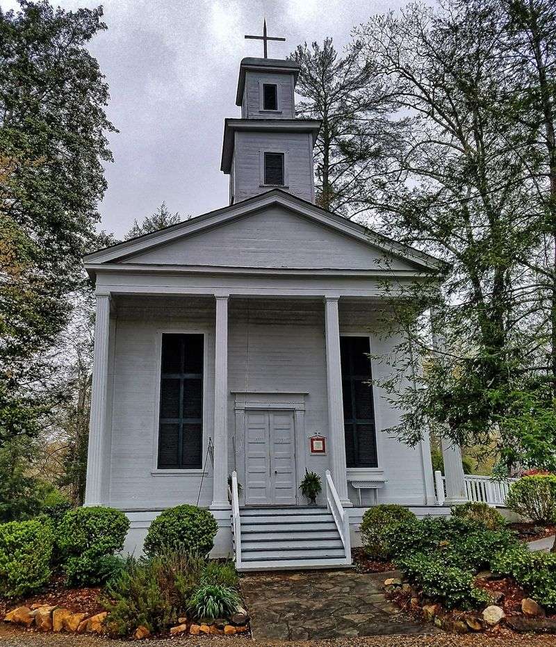 This Georgia Church Holds A Rare Treasure That Few Other Churches Have - Decor Hint Columns That Steal The Spotlight