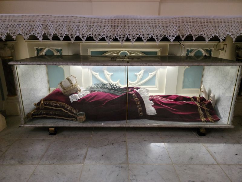 This Kentucky Church Holds A Rare Treasure That Few American Churches Have - Decor Hint Two Saints Who Never Left The Building
