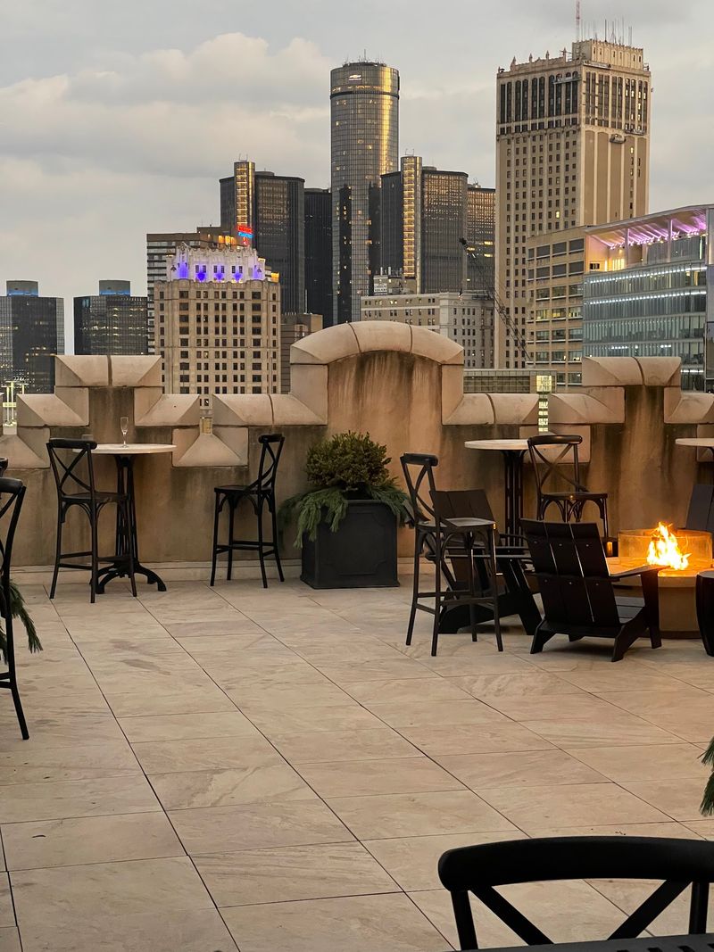 This Detroit, Michigan, Rooftop Restaurant Pairs Truffle Fries, Lamb Meatballs, And Gorgeous Views - Decor Hint Ballgames, Sunsets, And City Sparkle