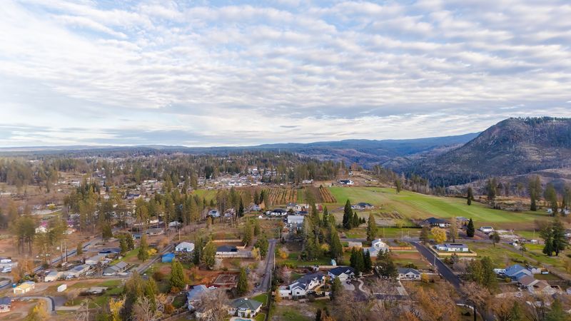 Quiet Ridge Living With The City Just Down The Hill