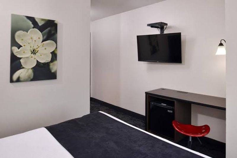 This Made-Over North Idaho Motel Now Has Fire Pits, A Pond Path, And Its Own Dog Run - Decor Hint Old Motel Bones With A Fresh New Personality
