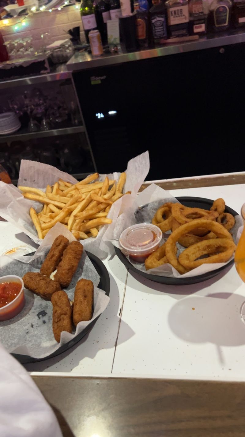 An Illinois Pizzeria Serves Cracker-Thin Tavern Squares So Crispy Locals Fight For The Corner Pieces - Decor Hint The Sausage And Sauce Give Each Square Its Character