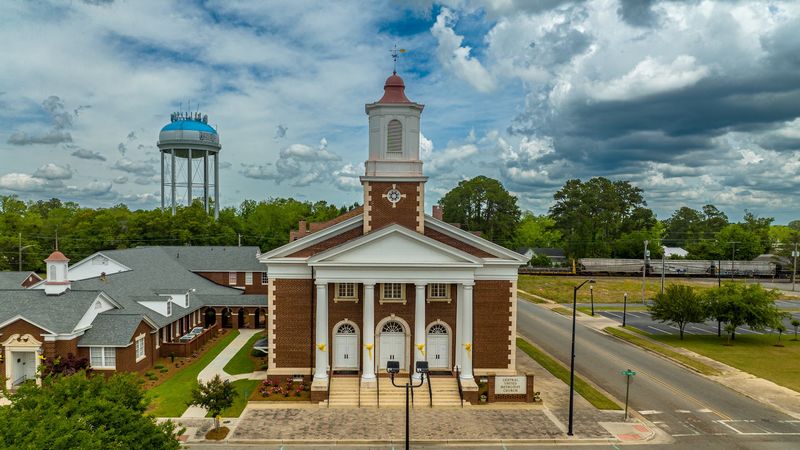 This Quirky Georgia Town Has Hundreds Of Wild Chickens Roaming Its Downtown Streets - Decor Hint The Giant Chicken You Cannot Miss