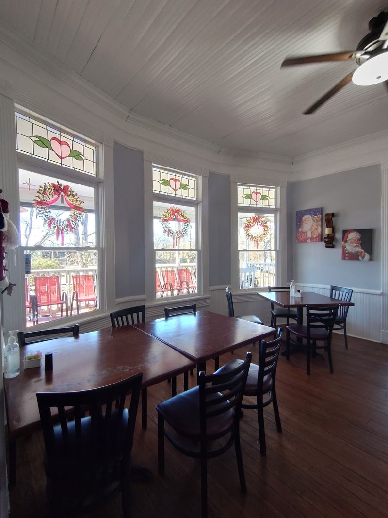 Fried Chicken And Homemade Cobbler Bring Families To This Old Georgia Country Buffet - Decor Hint Every Dining Room Tells Its Own Story