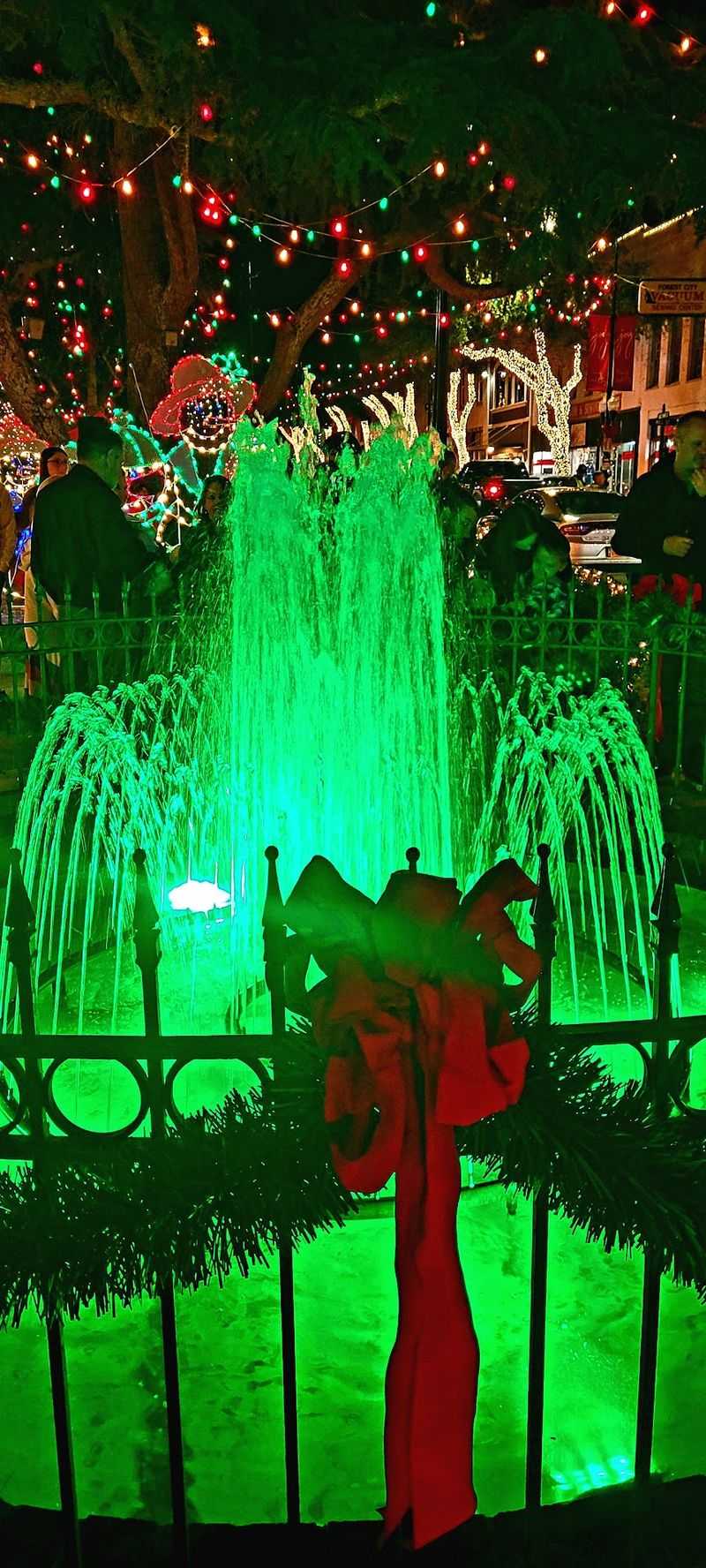 This North Carolina Town Turns Its Downtown Into A Free Christmas Wonderland With Over One Million Lights - Decor Hint The Fountain Goes Green And Somehow It Totally Works