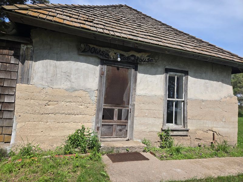 Over 1,000 Pieces Of Prairie Pottery Line The Shelves Of This Restored Nebraska Mansion - Decor Hint The Settler Who Built With The Ground Beneath His Boots