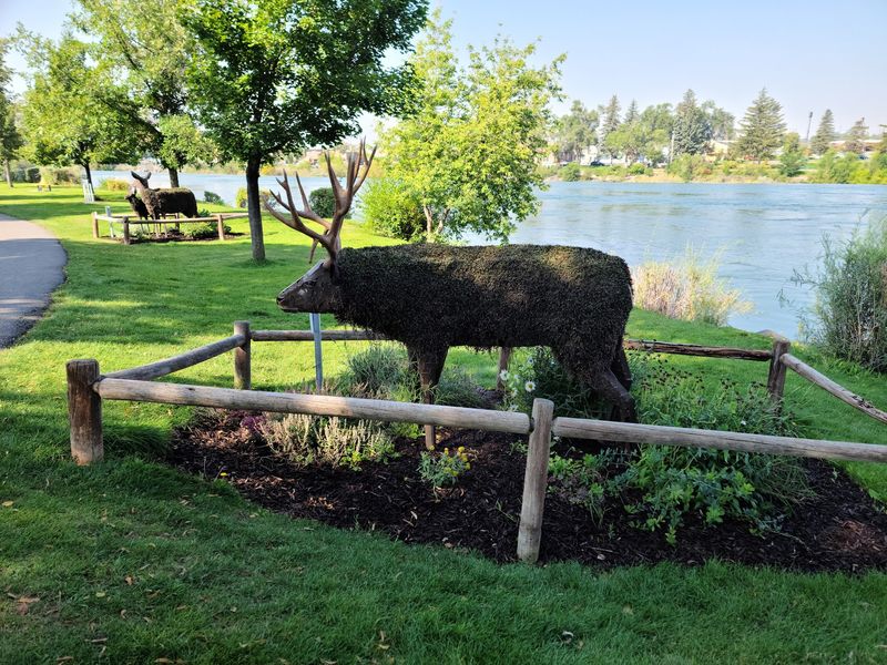 Padlocks, Sculptures, And Signs Worth Reading