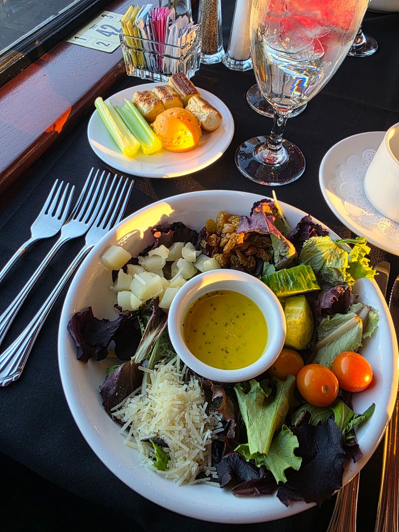 This Kentucky Dinner Train Pairs Delicious Meals With Gorgeous Countryside Views - Decor Hint Save Room Because The Salad Has A Railroad Name