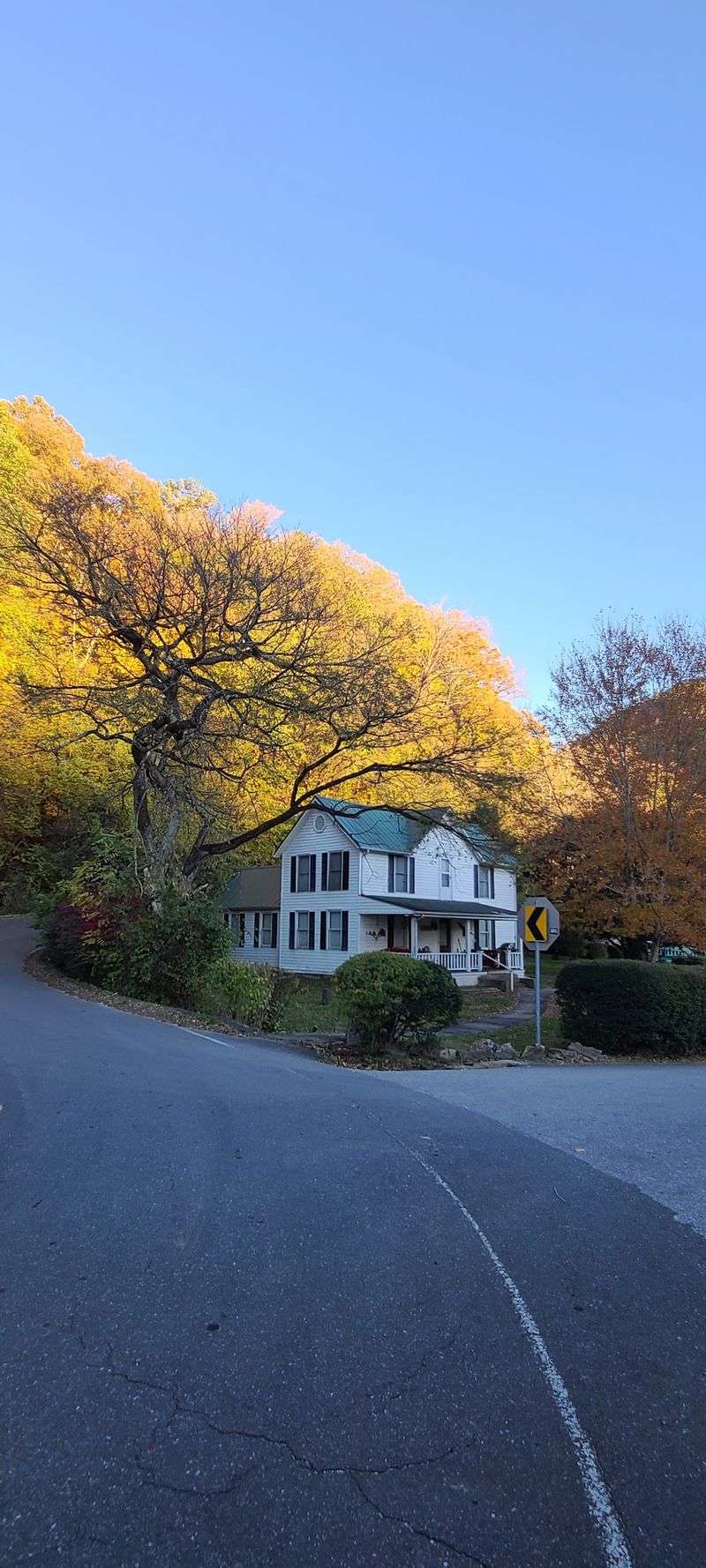 This Tiny North Carolina Mountain Town Was Just Named One Of The South’s Best November Getaways - Decor Hint Late Fall Turns Cabin Season Into The Main Event
