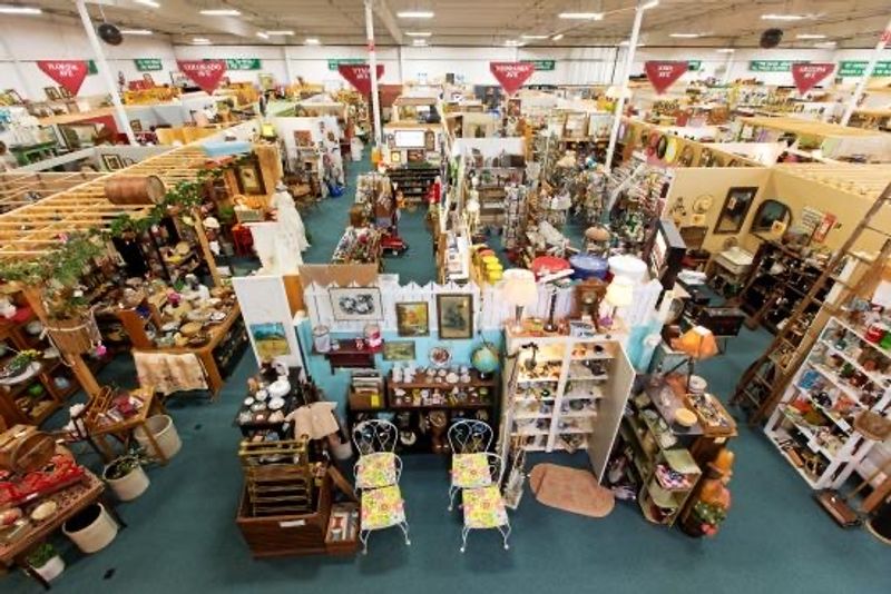 This Enormous Nebraska Antique Mall Fills Endless Aisles With Hundreds Of Dealer Booths Every Day - Decor Hint Ship It Home Without The Packing Headache