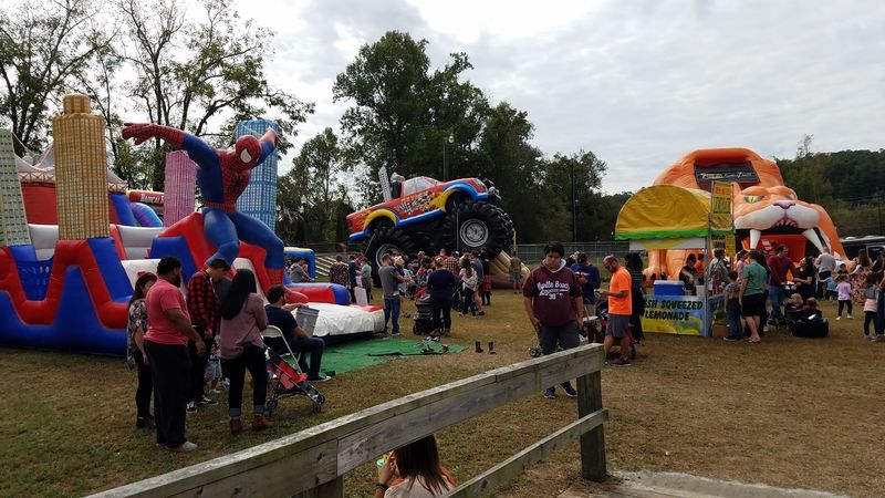 This Massive Georgia Apple Festival Takes Over A Mountain Town For Two October Weekends - Decor Hint Parades, Classic Cars, And A Race Through Downtown