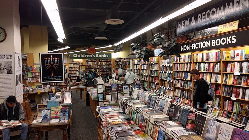 This 20,000-Square-Foot California Bookstore Is So Packed With Books You Could Browse For Hours - Decor Hint Cookbooks, Travel Guides And Fascinating Nonfiction