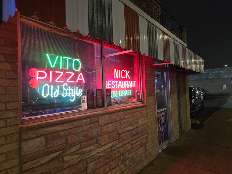 An Illinois Pizzeria Serves Cracker-Thin Tavern Squares So Crispy Locals Fight For The Corner Pieces - Decor Hint Those Four Little Corners Will Test Every Friendship At The Table