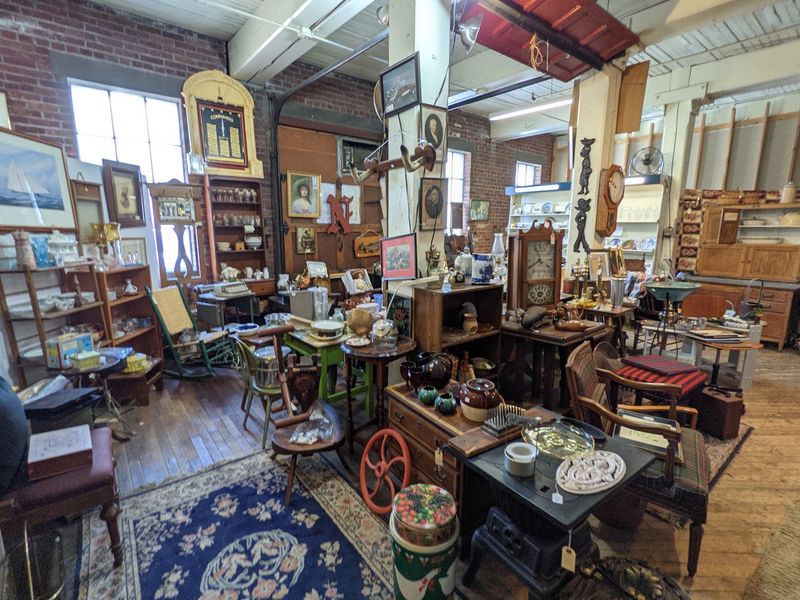 Antiques On The Farmington, Collinsville
