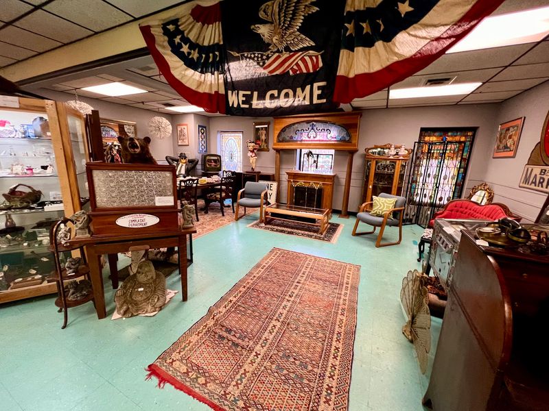 Collinsville Antiques Co, New Hartford 