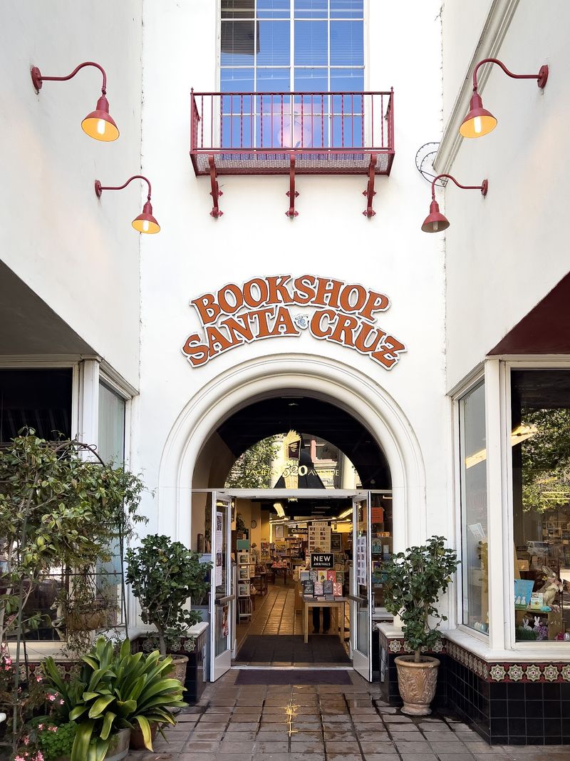 This 20,000-Square-Foot California Bookstore Is So Packed With Books You Could Browse For Hours - Decor Hint A Downtown Location That Makes Browsing Even Better