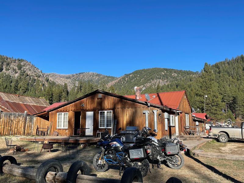 Fewer Than 20 People Still Live In This Idaho Mining Town At The End Of A Long Dirt Road - Decor Hint Forest Land In Every Direction