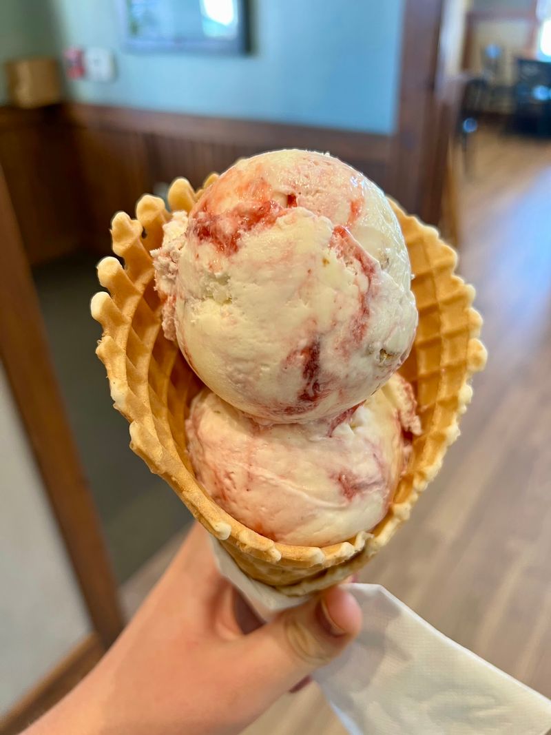 Here Are 8 Pennsylvania Ice Cream Dairies Where The Cows Are Right Out Back - Decor Hint Fox Meadows Creamery - Ephrata