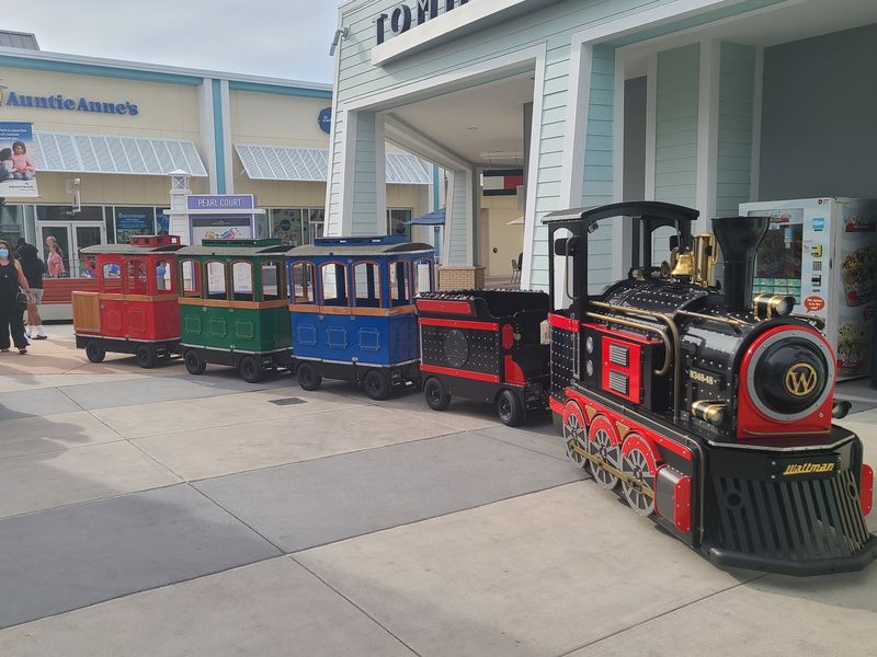 This Florida Outlet Mall Gets Your Steps In While You Hunt Brand-Name Deals, Drink In Hand - Decor Hint A Free Play Zone For Restless Little Legs