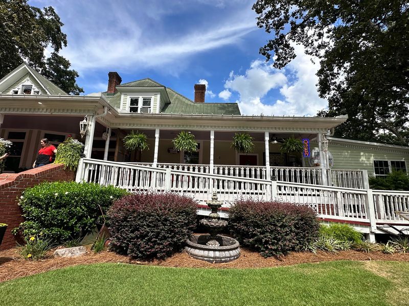 Fried Chicken And Homemade Cobbler Bring Families To This Old Georgia Country Buffet - Decor Hint Plan Your Trip Around These Hungry Hours
