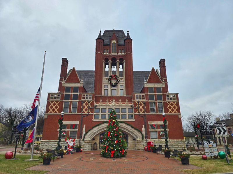 This Small Kentucky Town Was Just Ranked The No. 1 Most Welcoming Small Town In America - Decor Hint Giant Sculptures And 35 Yearly Events Keep The Fun Rolling