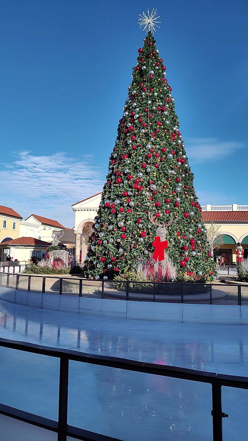 The Massive Outlet Mall In New York That Makes A Shopping Road Trip Feel Worthwhile - Decor Hint Your Kids Might Not Want To Leave The Play Zones
