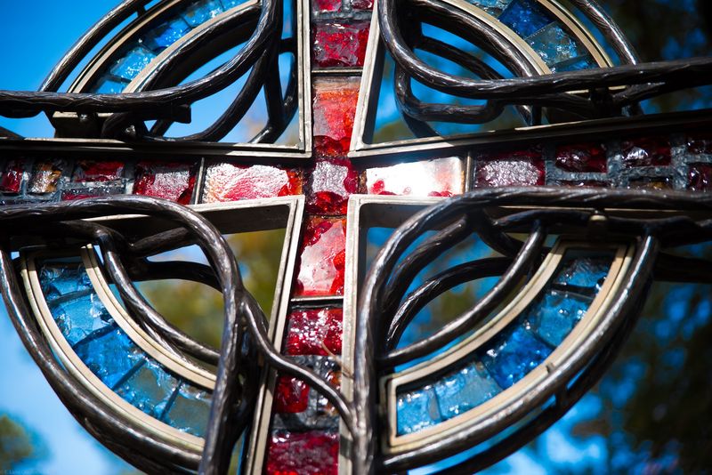 This Georgia Church Holds A Rare Treasure That Few Other Churches Have - Decor Hint Rippled Glass And Quiet Simplicity