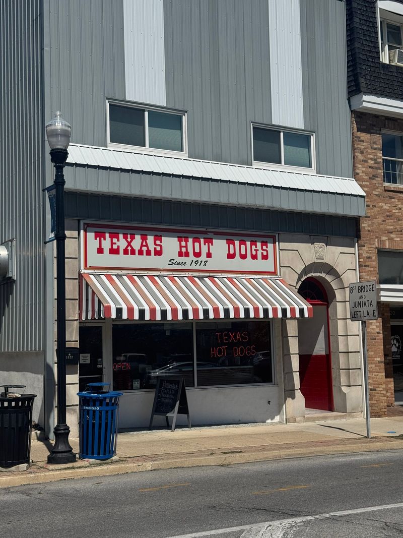 10 Pennsylvania Hot Dog Stands That Have Been Grilling The Same Way For Generations - Decor Hint Texas Hot Dogs - 12th Avenue