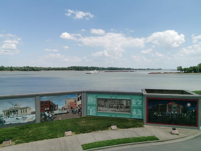 You Won’t Believe This Kentucky Floodwall Was Turned Into A Free Outdoor Art Gallery - Decor Hint Midnight Art Walk? The Gallery Never Locks Its Doors