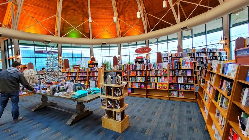 Book Lovers In Kentucky Can Shop, Sip Coffee, And Enjoy A Hot Brown All Under One Roof - Decor Hint A Dining Room With A View Of Water And Green Space