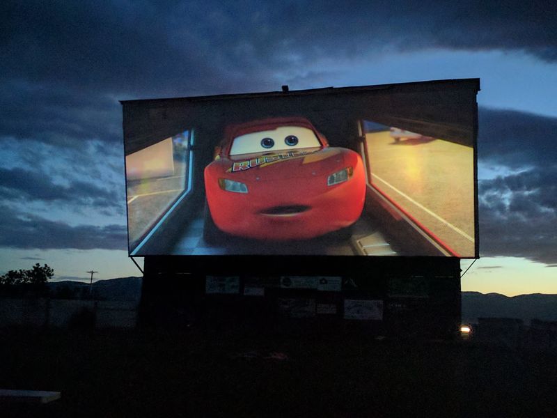 This Old-Fashioned Idaho Drive-In Has Been Serving Up Burgers, Shakes, And Movies Since The 1950s - Decor Hint Shakes Worth Waiting For